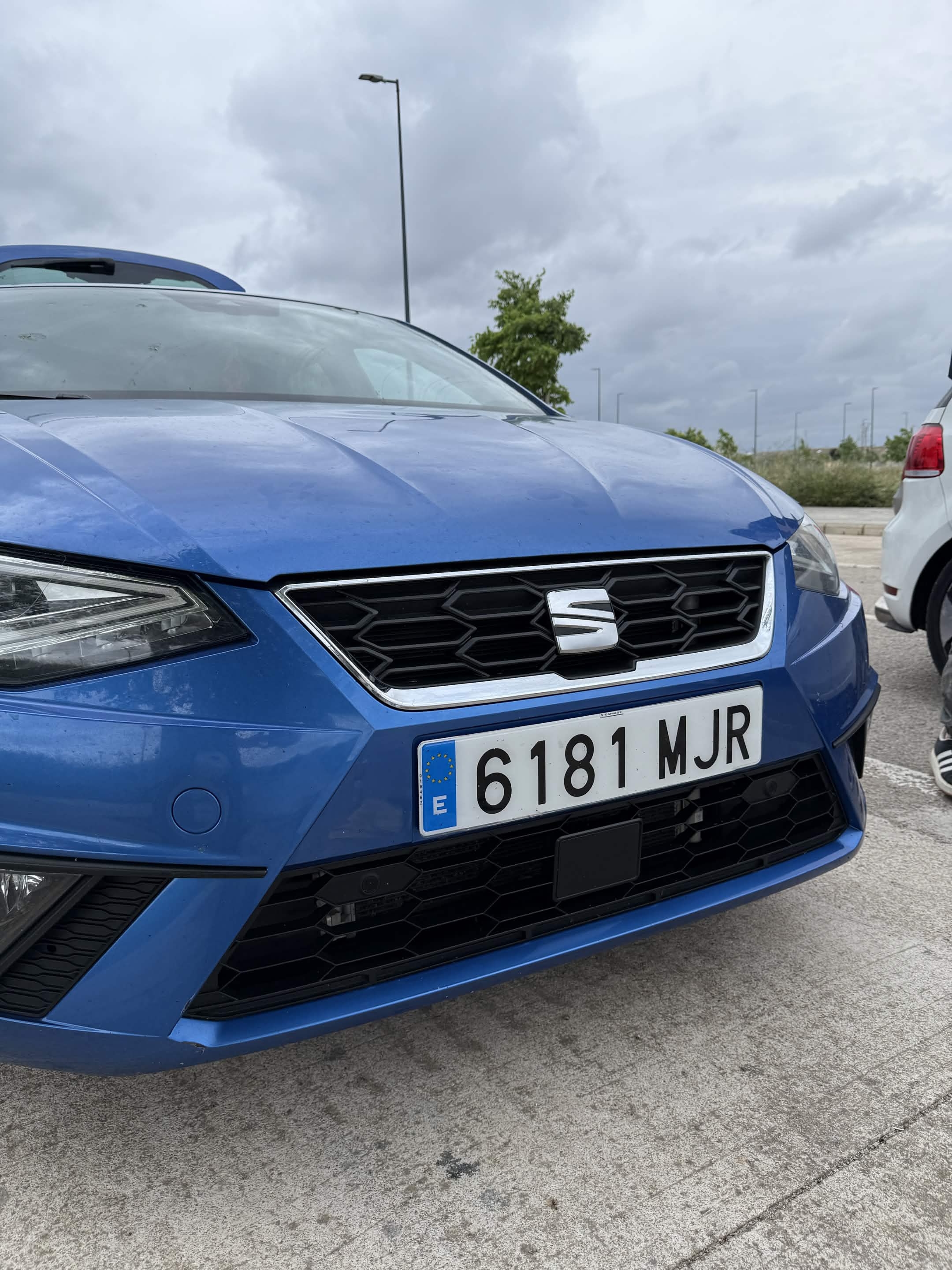 Frontal del coche con la matrícula instalada limpia, sin tornillos a la vista ni marco